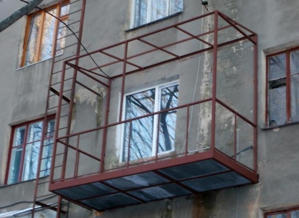 Балкон своими руками построить на первом этаже, на даче или в частном доме3