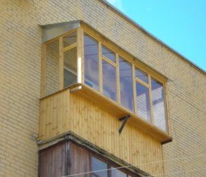 Остекление балкона деревянными рамами: виды, характеристики, советы0