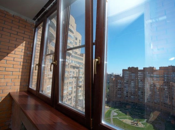 Остекление балкона деревянными рамами: виды, характеристики, советы3