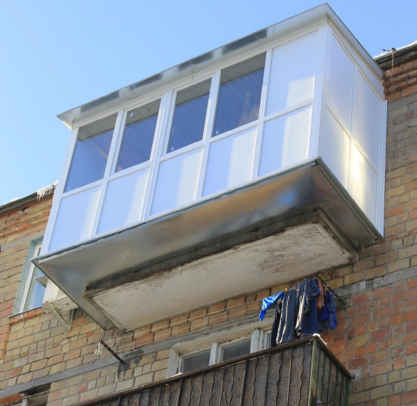 Балкон с выносом: технологии, застекление, утепление, отделка5