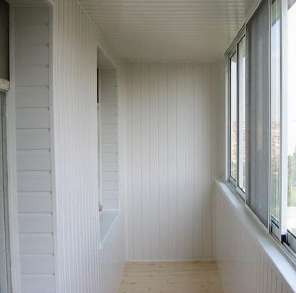 Отделка балкона вагонкой, внутренняя обшивка — обработка, монтаж, покраска.3